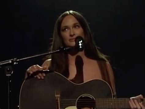 topless singer|Kacey Musgraves is the first musician to ever perform fully nude。